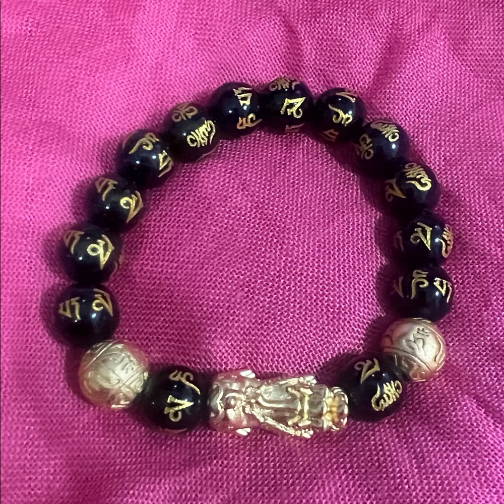 Black and Gold Beaded Feng Shui Bracelet with Pi Xiu - Picture 4 of 4